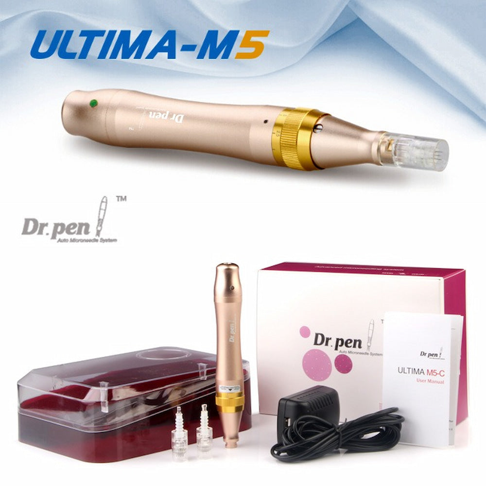 Dr. Pen Ultima M5 microneedling-Stift in Gold mit zugehörigem Zubehör, einschließlich Nadelkartusche, Schutzhülle, Netzadapter und Bedienungsanleitung. Der obere Teil des Bildes zeigt den Stift in Nahaufnahme und den Text „ULTIMA-M5“.