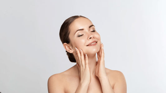 Kvinna efter hudbehandling – RF microneedling jämfört med vanlig microneedling