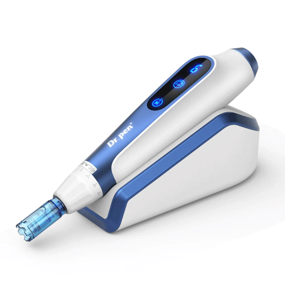 Produktbild von Dr. Pen A11 im weißen und blauen Design auf seiner Induktionsladestation – fortschrittlicher microneedling-Stift zur Hautverbesserung.