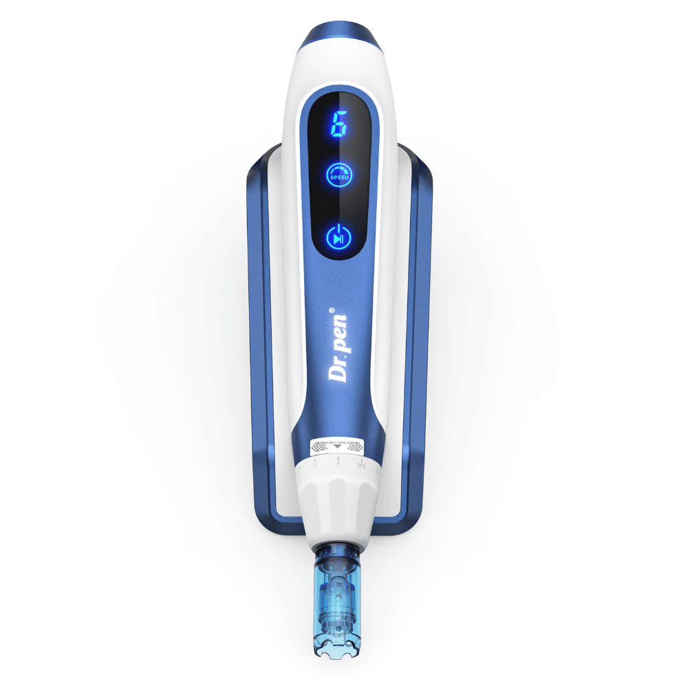 Nahaufnahme von Dr. Pen A11 im blauen und weißen Design mit beleuchteten digitalen Tasten und Nadelpatrone. Fortschrittlicher microneedling-Stift für professionelle Hautverjüngung und Serumaufnahme.