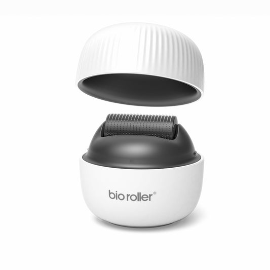 Bio Roller G4 microneedling-Rollen mit geöffnetem Schutzdeckel zeigt die Nadelspitze, die für Hautverjüngung und verbesserte Produktabsorption verwendet wird.