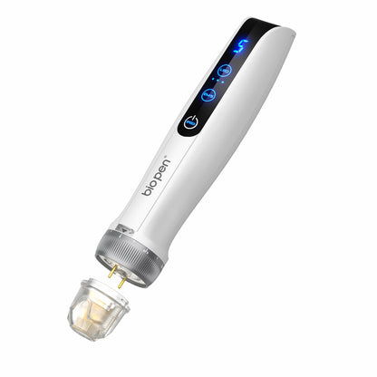 Bio pen Q2 microneedling-Stift in Weiß mit blauem LED-Display, gezeigt mit abgenommener Nadelpatrone, bei der die zwei Kontaktstifte sichtbar sind.