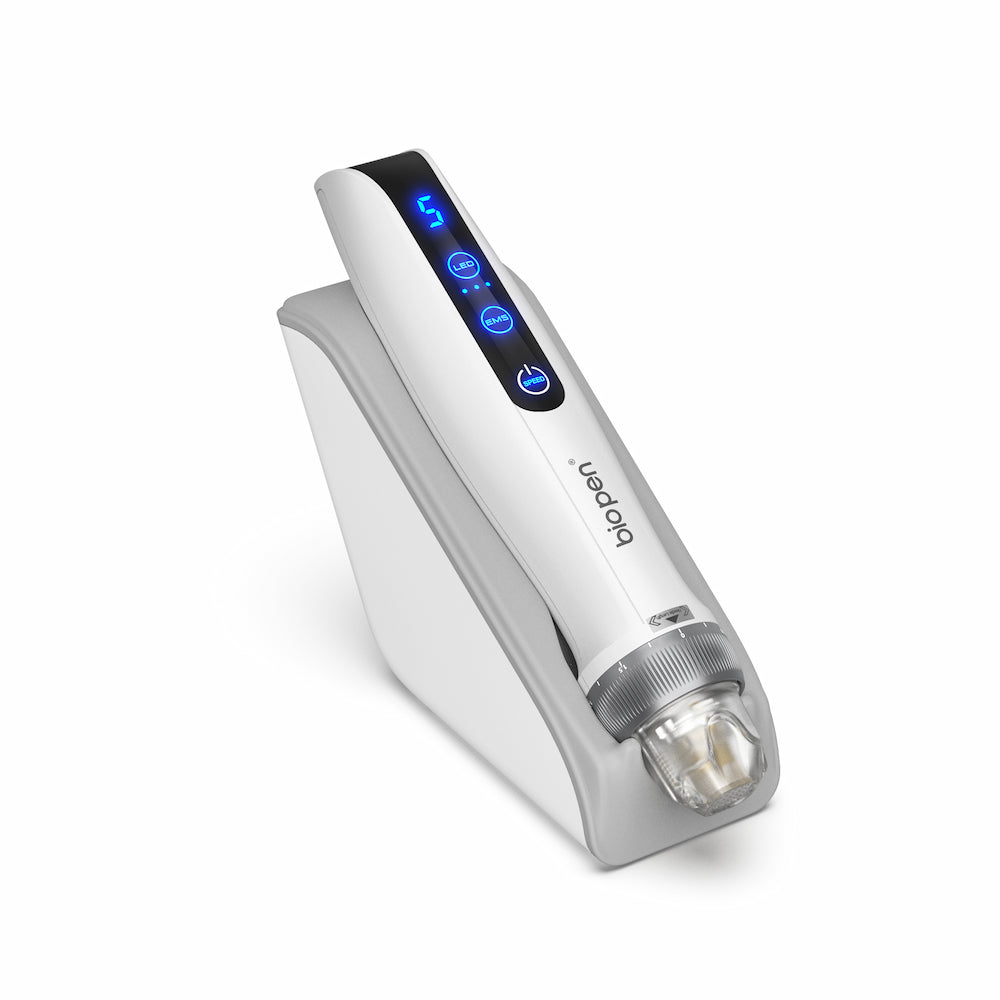 Weiße BioPen Q2 microneedling-Stift auf einem grauen Ständer platziert, mit blauem LED-Display und transparentem Nadelmodul vorne.