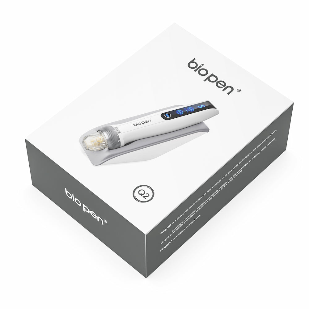 Biopen Q2 microneedling-Stift auf der Oberseite einer weißen und grauen Produktbox mit klarer Logoprägung und Bild des Stiftes auf dem Deckel gezeigt.