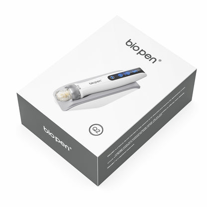 Biopen Q2 microneedling-Stift auf der Oberseite einer weißen und grauen Produktbox mit klarer Logoprägung und Bild des Stiftes auf dem Deckel gezeigt.