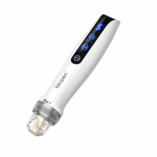 Weißer BioPen Q2 microneedling-Stift mit digitalem LED-Display, Funktionstasten und transparenter Nadelmodul.