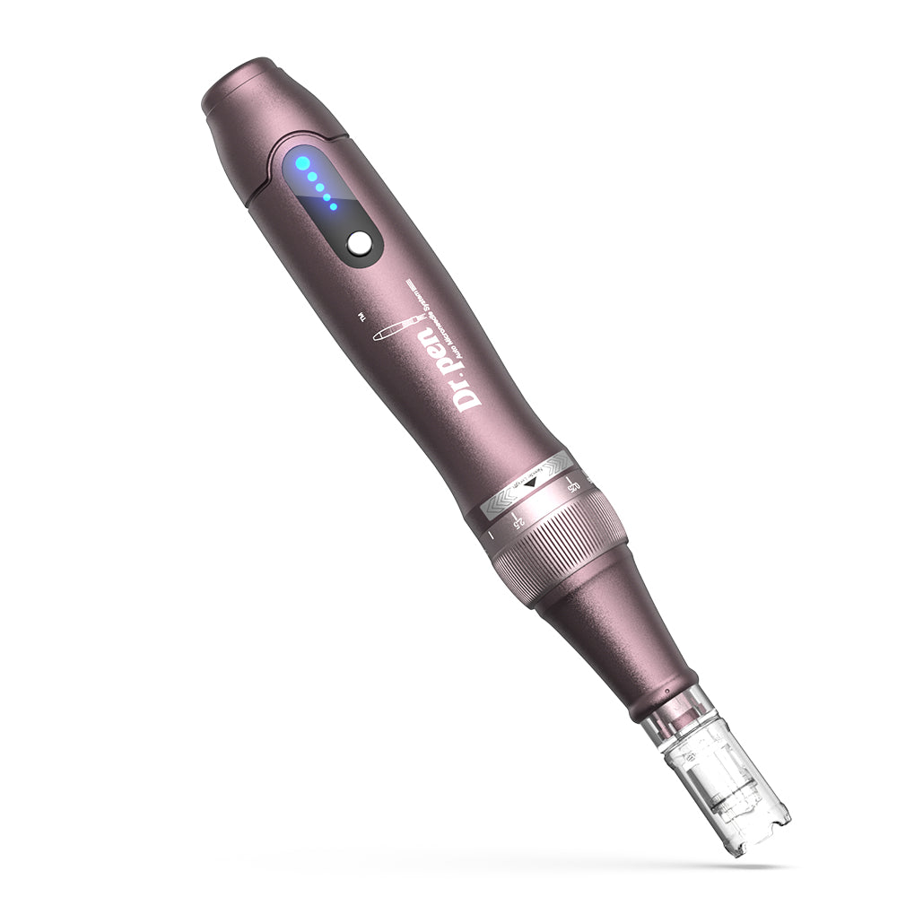 Dr. Pen A10 microneedling Stift in Lila mit blauer LED-Anzeige und Nadelkopf für eine präzise und professionelle Hautbehandlung.