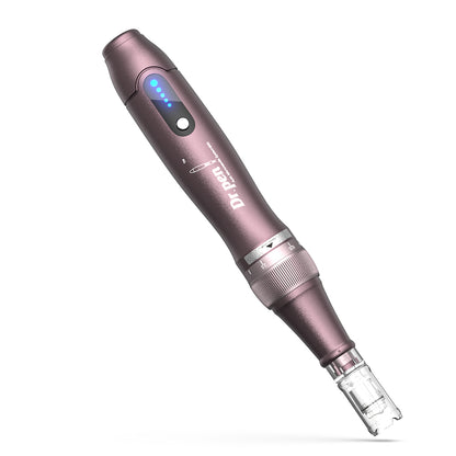 Dr. Pen A10 microneedling Stift in Lila mit blauer LED-Anzeige und Nadelkopf für eine präzise und professionelle Hautbehandlung.