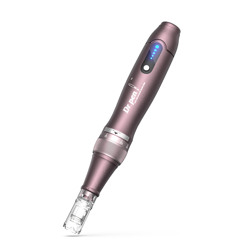 Dr. Pen A10 microneedling Stift in Lila mit LED-Anzeige und montiertem Nadelkopf für eine präzise und professionelle Hautbehandlung.