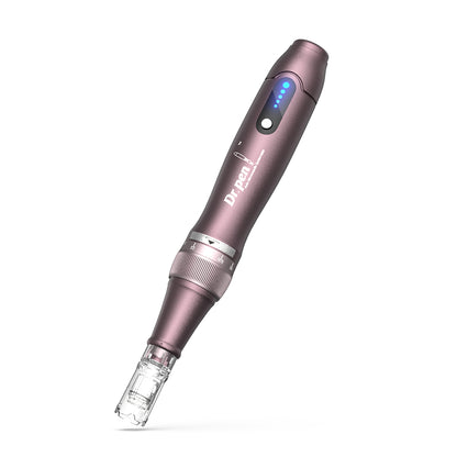 Dr. Pen A10 microneedling Stift in Lila mit LED-Anzeige und montiertem Nadelkopf für eine präzise und professionelle Hautbehandlung.
