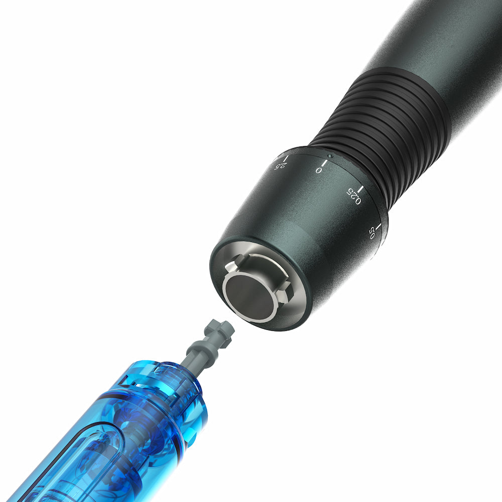 Nahaufnahme des Dr. Pen A20 microneedling-Stifts, bei der eine blaue Nadelpatrone angeschlossen wird, zeigt die einfache Installation von austauschbaren Nadelmodulen für professionelle Hautbehandlung.