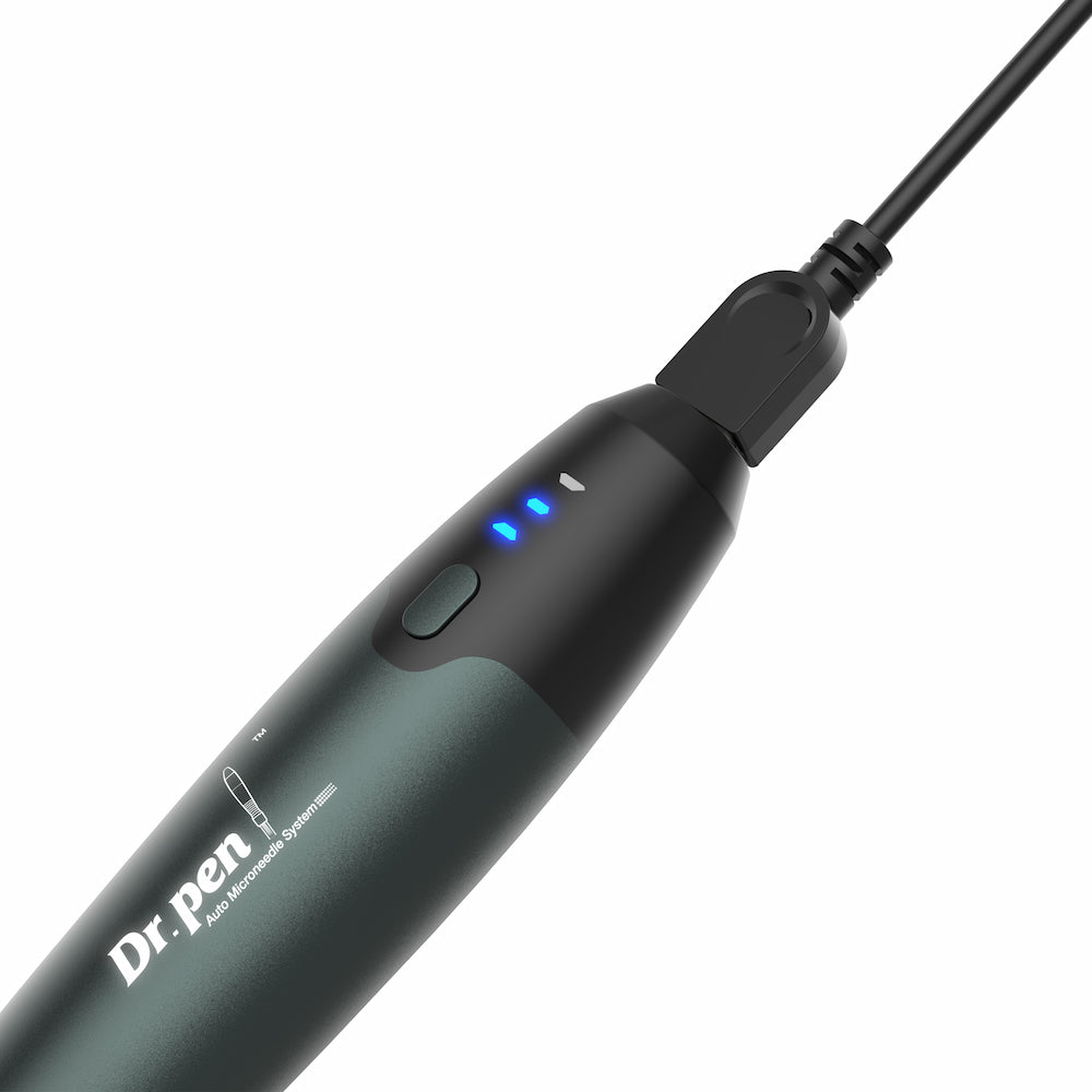 Dr. Pen A20 microneedling-Stift, der über USB aufgeladen wird, mit blauer Batterieanzeige und ergonomischem Design für professionelle Hautbehandlung.