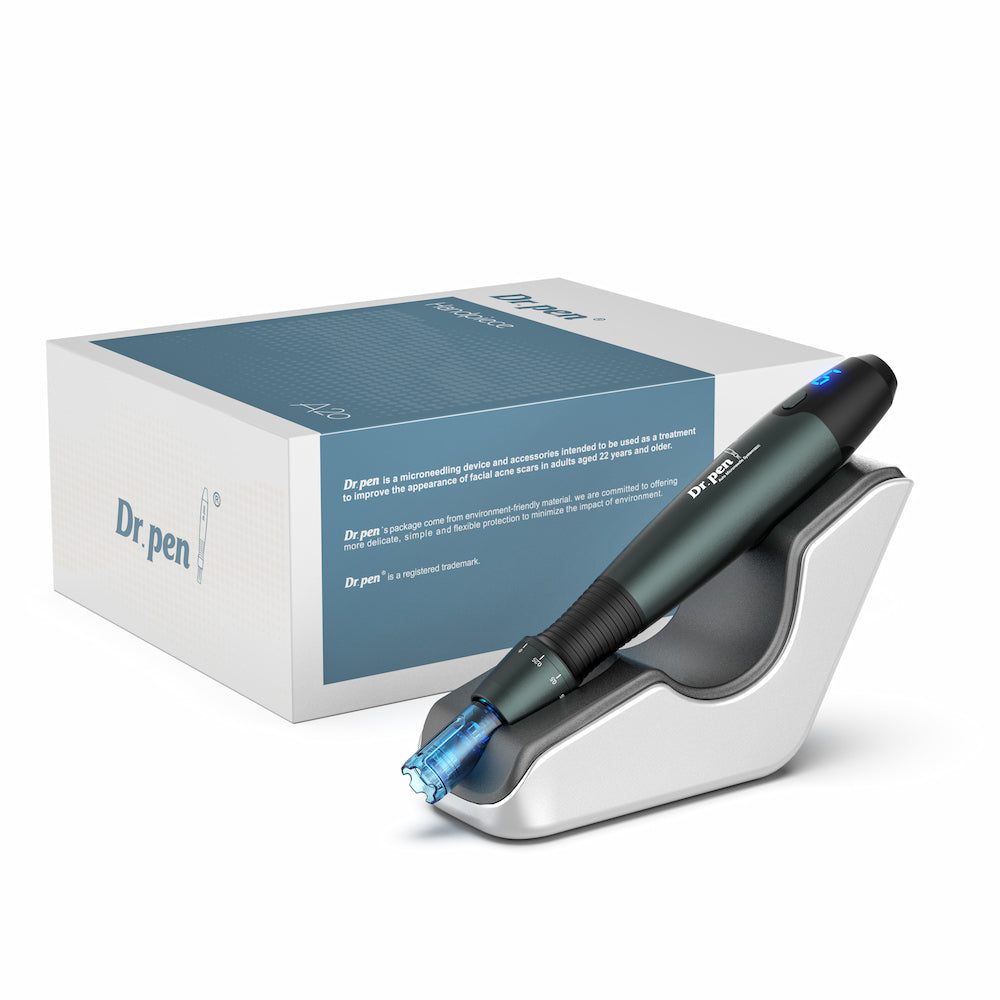 Dr. Pen A20 microneedling-Stift in Ladestation vor Produktbox – professionelle Hautbehandlungseinheit für glattere Haut, Aknenarben und Anti-Aging.