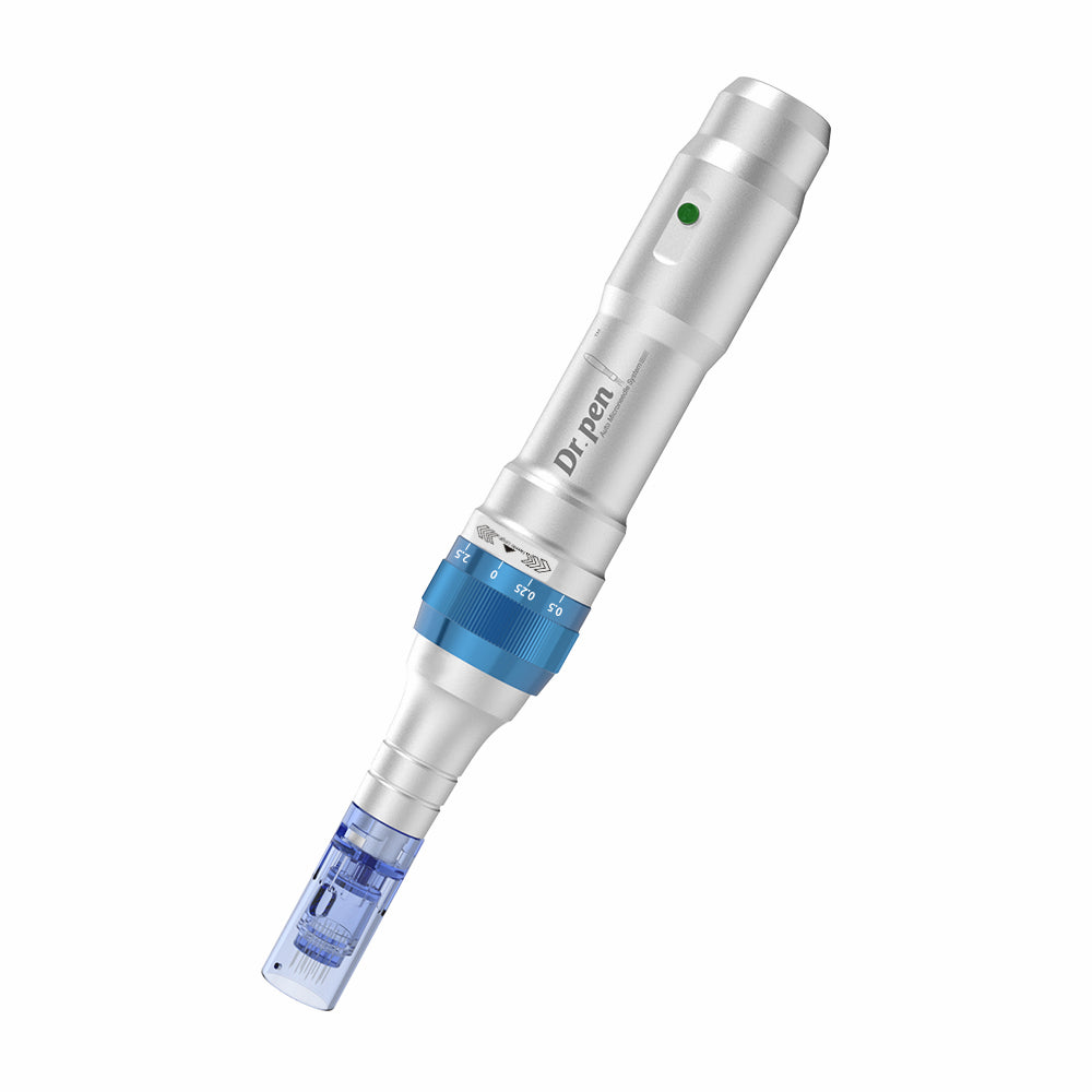 Dr. Pen A6 Mikronadelstift in Silber mit blauer Nadelpatrone und einstellbarer Nadeltiefe für professionelle Hautbehandlung.