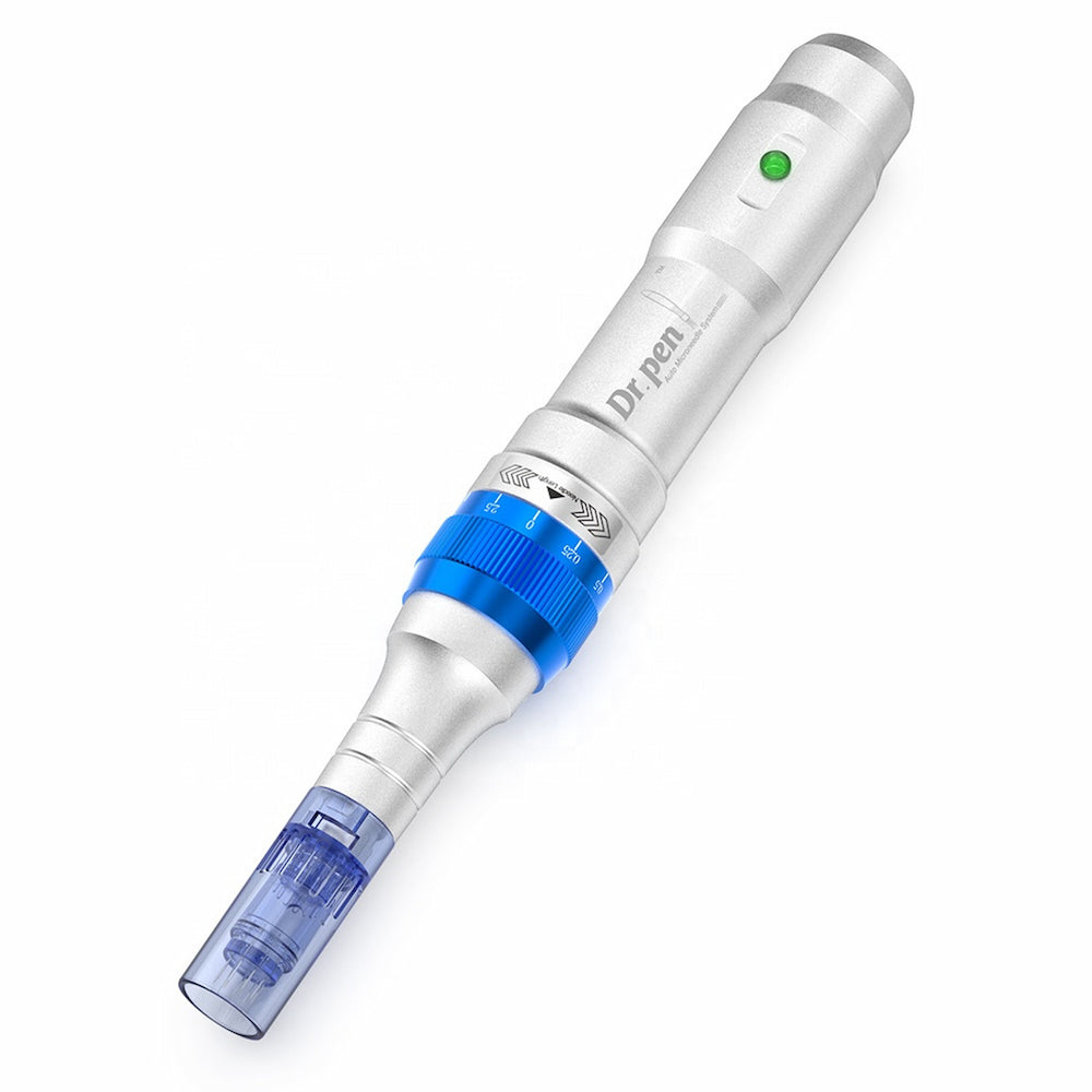 Dr. Pen A6 Mikronadelstift in Silber mit blauer Nadelpatrone und einstellbarer Nadeltiefe für professionelle Hautbehandlung.