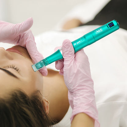 Professionelle Mikronadelung mit Dr. Pen A6S, bei der eine Person in Handschuhen eine Gesichtsbehandlung an einem entspannt liegenden Kunden durchführt.
