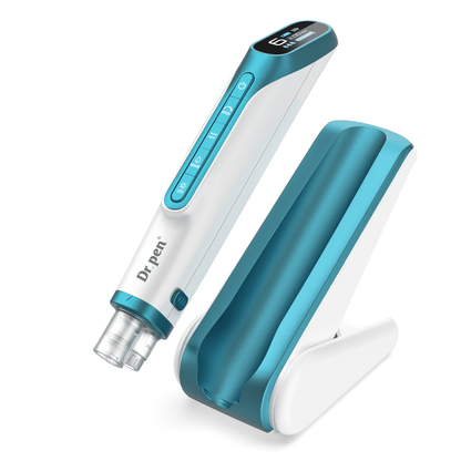 Dr. Pen H6 Microneedling-Stift mit digitalem Display und zugehörigem Ständer.