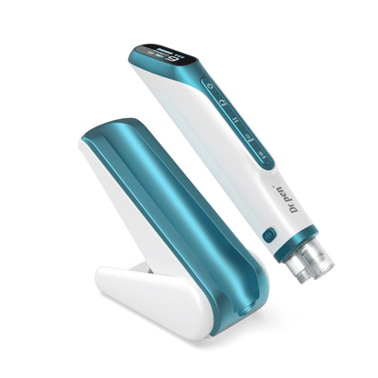 Dr. Pen H6 Microneedling-Stift mit zugehörigem Ständer vor weißem Hintergrund.