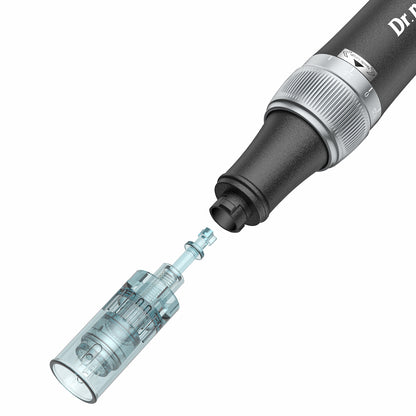 Nahaufnahme von Dr. Pen M7S microneedling dermapen mit abnehmbarem Nadelkopf, der für professionelle Hautbehandlung montiert wird.