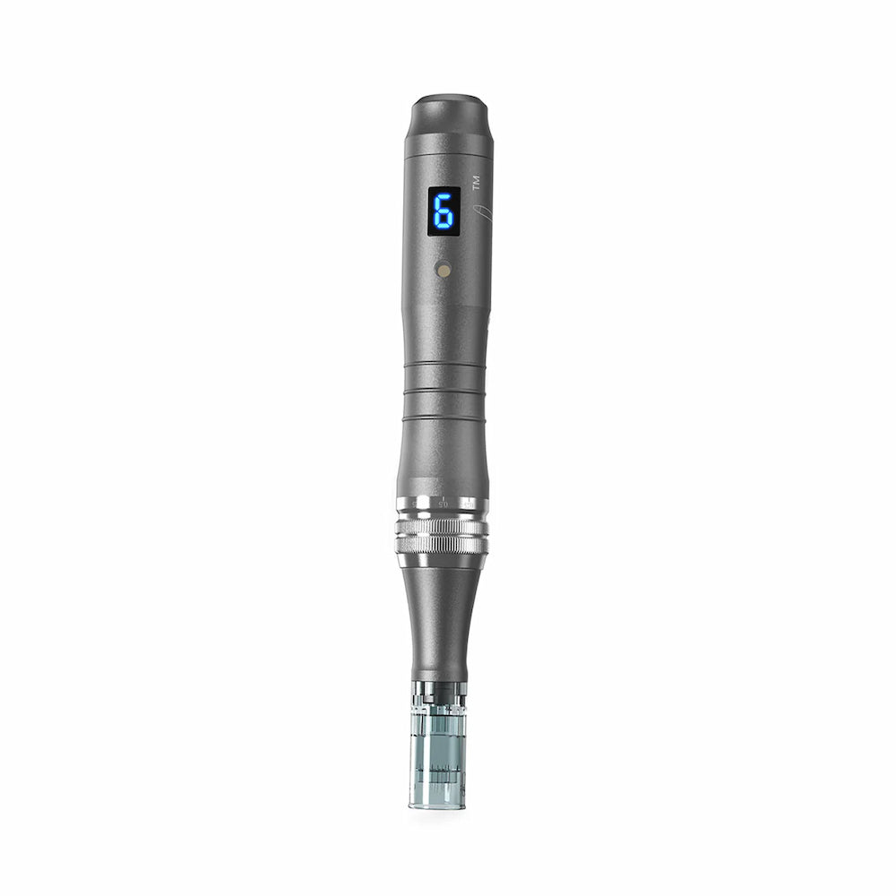Dr. Pen M8 microneedling-Stift in grauer Farbe von vorne gesehen mit blauem Digitaldisplay und montiertem Nadelkopf für professionelle Hautbehandlung.