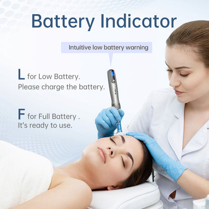 Dr. Pen M8S microneedling-Stift mit klarer Batterieanzeige, verwendet von einem Behandler bei professionellen Hautbehandlungen in einer Klinikumgebung.