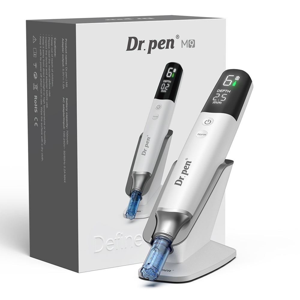 Dr. Pen M9 microneedling-Pen mit Originalverpackung, Ladestation und digitalem Display für professionelle Hautbehandlung.