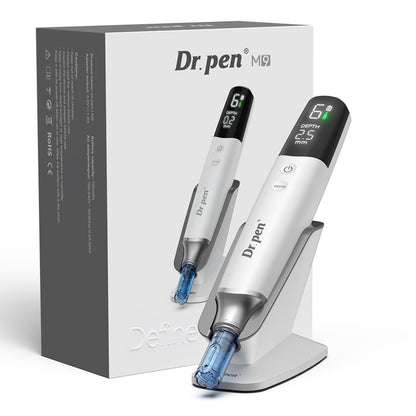 Dr. Pen M9 microneedling-Pen mit Originalverpackung, Ladestation und digitalem Display für professionelle Hautbehandlung.