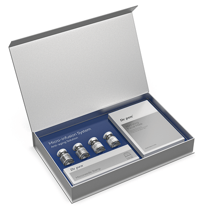 Dr. Pen MIS20 Micro-Infusion System in offener Verpackung mit vier Peptide Infusion Seren, Microneedle-Stamp und feuchtigkeitsspendenden Gesichtsmasken für Micro-Infusion und Hautpflege zu Hause.
