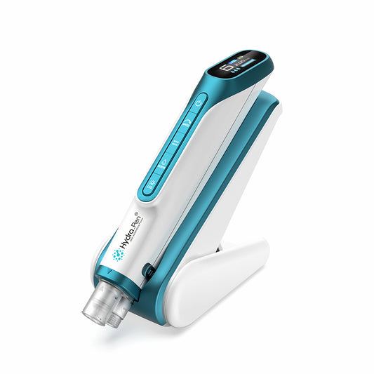Hydra Pen H6 Mikroneedling-Werkzeug auf seiner Ladestation, entwickelt für Hydra-Infusion, verbesserte Serumabsorption und professionelle Hautpflege zu Hause.
