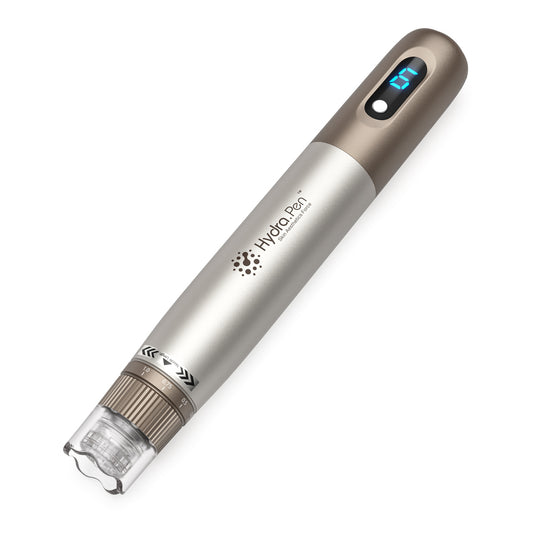HydraPen H3 microneedling-Stift in Gold und Silber mit digitaler Geschwindigkeitsanzeige und Nadelmodul vorne.