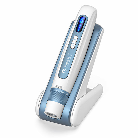 HydraPen H5 weiße und blaue microneedling-Stift stehend in seiner Ladestation, fortschrittliches Mikronadelgerät für Seruminfusion und Hautbehandlung.