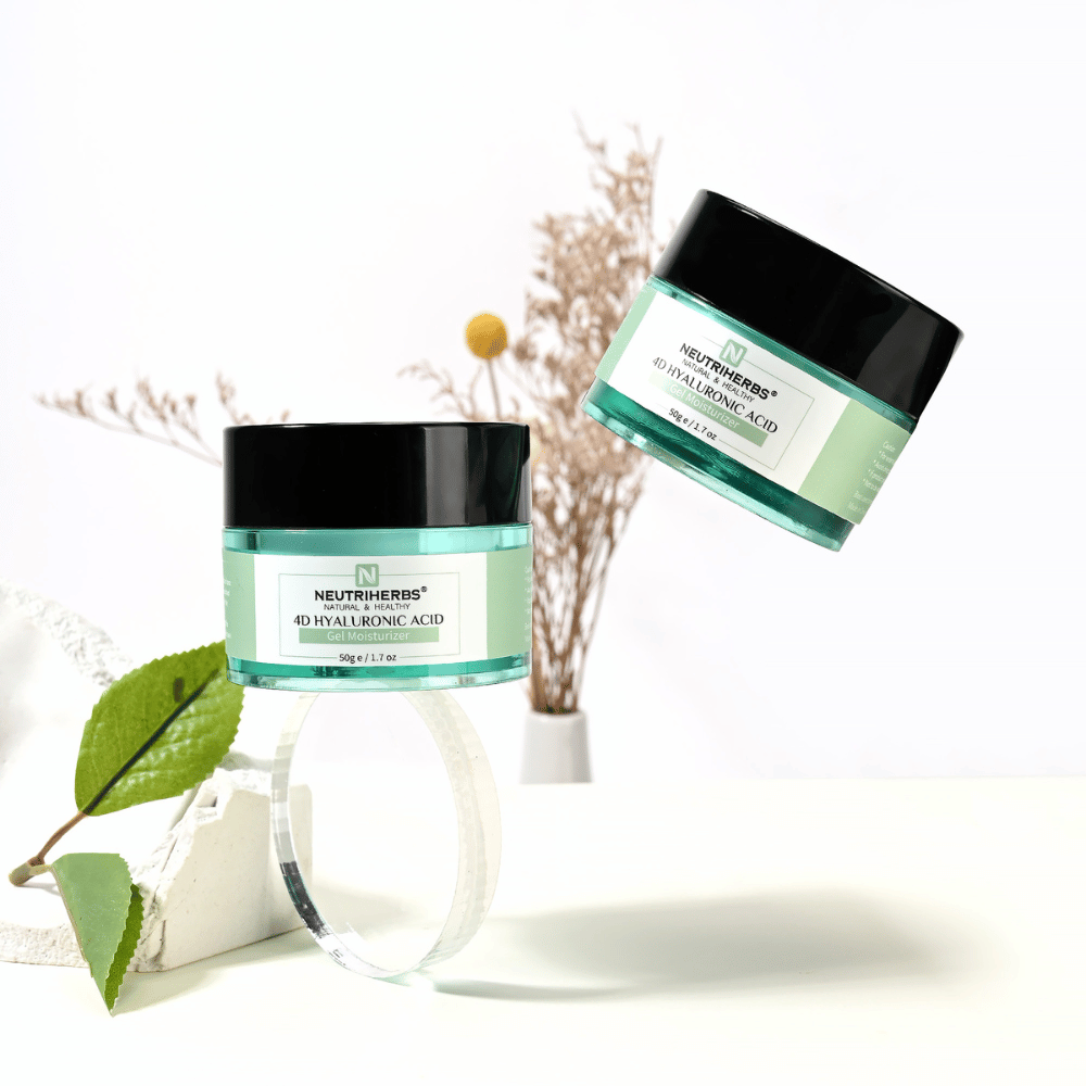 Lifestyle-Bild von Neutriherbs 4D Hyaluronic Acid Gel Moisturizer 50 g. Zwei Tiegel der feuchtigkeitsspendenden Gelcreme werden in einer hellen und stilvollen Umgebung mit natürlichen Details präsentiert, die eine frische Hautpflegeroutine und intensive Feuchtigkeitsversorgung vermitteln.