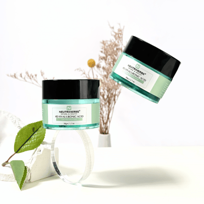 Lifestyle-Bild von Neutriherbs 4D Hyaluronic Acid Gel Moisturizer 50 g. Zwei Tiegel der feuchtigkeitsspendenden Gelcreme werden in einer hellen und stilvollen Umgebung mit natürlichen Details präsentiert, die eine frische Hautpflegeroutine und intensive Feuchtigkeitsversorgung vermitteln.