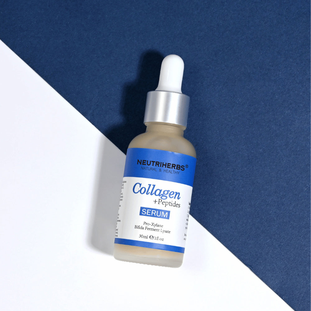 Neutriherbs Collagen + Peptides Serum 30 ml vor stilvollem blau-weißem Hintergrund. Feuchtigkeitsspendendes Gesichtsserum mit Peptiden und Kollagen, das zu strafferer Haut, verbesserter Elastizität und einer glatteren Hautstruktur beiträgt.