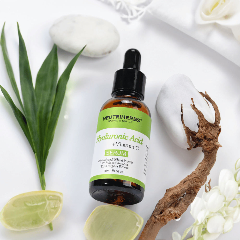 Neutriherbs Hyaluronic Acid + Vitamin C Serum 30 ml mit Hyaluronsäure und Vitamin C. Feuchtigkeitsspendendes Gesichtsserum mit natürlichen Inhaltsstoffen, das die Hautbarriere stärkt, Ausstrahlung verleiht und hilft, feine Linien zu reduzieren.