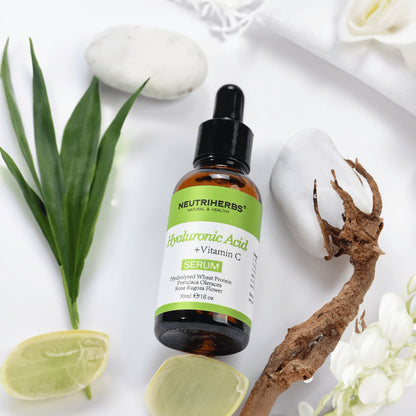 Neutriherbs Hyaluronic Acid + Vitamin C Serum 30 ml mit Hyaluronsäure und Vitamin C. Feuchtigkeitsspendendes Gesichtsserum mit natürlichen Inhaltsstoffen, das die Hautbarriere stärkt, Ausstrahlung verleiht und hilft, feine Linien zu reduzieren.