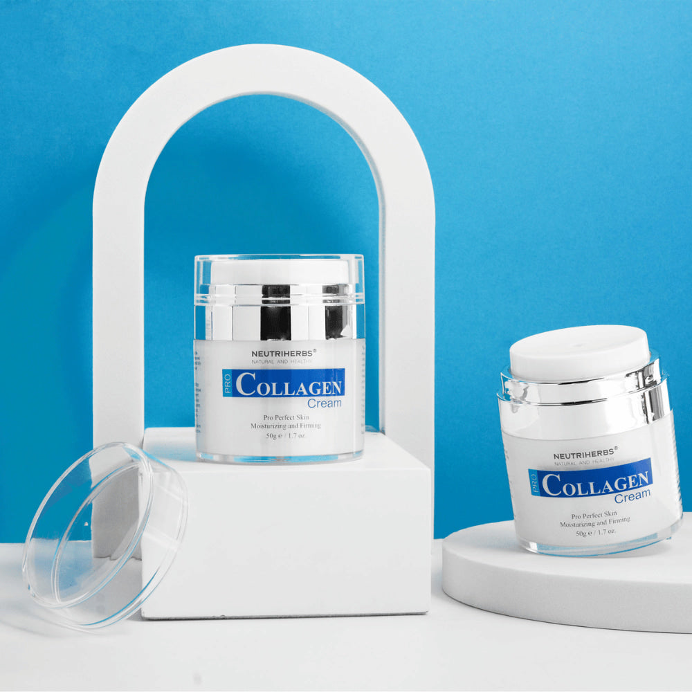 Neutriherbs Pro Collagen Cream 50 g vor blauem Hintergrund fotografiert. Zwei Produktbilder zeigen den eleganten Cremetiegel und die luftdichte Pumpverpackung, die dazu beiträgt, die Qualität des Produkts zu bewahren und die Dosierung hygienisch zu machen.