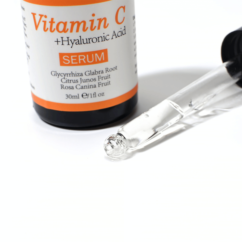 Nahaufnahme von Pipette und Flasche mit Neutriherbs Vitamin C + Hyaluronic Acid Serum 30 ml. Die leichte Serumtextur zieht schnell ein und versorgt die Haut mit Feuchtigkeit, während sie gleichzeitig zu mehr Ausstrahlung und einem gleichmäßigeren Hautton beiträgt.